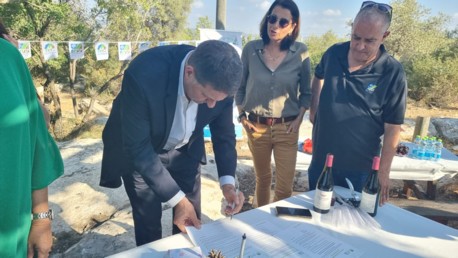 Его подписали мэр Модиина - Маккабим-Реут Хаим Бибас, директор Центрального региона Еврейского Национального Фонда – Керен Каемет ле-Исраэль (ККЛ-ЕНФ) Анат Голд, а также представители гражданского общества и лесники ККЛ-ЕНФ. 